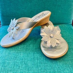New Italiana By Italian Showmaker Sandals. Metallic Silver. Size 5
